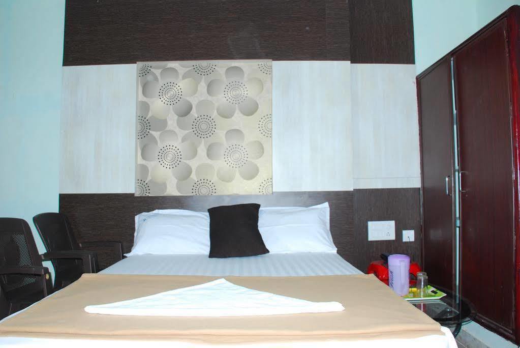 Jayalakshmi Residency Otel Tirupati Dış mekan fotoğraf